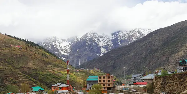 Manzaralı kar manzaralı Himalaya Dağları ve Hindistan 'ın Himachal Pradesh kentindeki uzak Lahaul Vadisi' nin güzel manzarası.