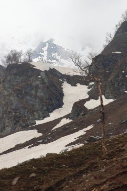 Himalaya dağları, Baralacha La Pass yakınlarındaki zing barından yükseldi. Himachal 'daki LaHaul' u Hindistan 'daki Lah' a bağlayan yüksek irtifa geçidi.