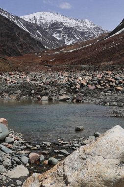 Himalaya dağları, Baralacha La Pass yakınlarındaki zing barından yükseldi. Himachal 'daki LaHaul' u Hindistan 'daki Lah' a bağlayan yüksek irtifa geçidi.