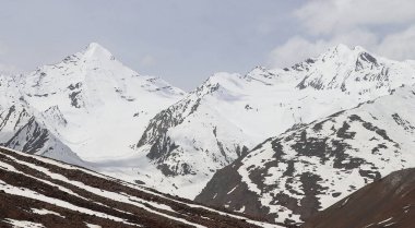 Himalaya dağları, Baralacha La Pass yakınlarındaki zing barından yükseldi. Himachal 'daki LaHaul' u Hindistan 'daki Lah' a bağlayan yüksek irtifa geçidi.