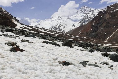 Himalaya dağları, Baralacha La Pass yakınlarındaki zing barından yükseldi. Himachal 'daki LaHaul' u Hindistan 'daki Lah' a bağlayan yüksek irtifa geçidi.