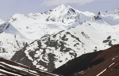 Himalaya dağları, Baralacha La Pass yakınlarındaki zing barından yükseldi. Himachal 'daki LaHaul' u Hindistan 'daki Lah' a bağlayan yüksek irtifa geçidi.