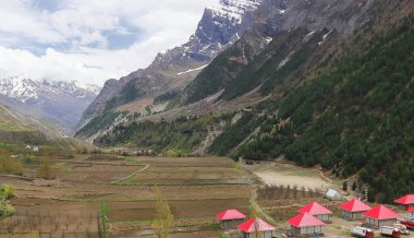 Lahaul Vadisi 'nin güzel uzak dağ köyü, Hindistan' ın Himachal Pradesh şehrinde Himalayalar 'ın karla kaplı zirvesi, lahaul ve spiti manzarası.