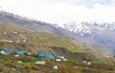 Lahaul Vadisi 'nin güzel uzak dağ köyü, Hindistan' ın Himachal Pradesh şehrinde Himalayalar 'ın karla kaplı zirvesi, lahaul ve spiti manzarası.