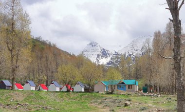 Lahaul Vadisi 'nin güzel uzak dağ köyü, Hindistan' ın Himachal Pradesh şehrinde Himalayalar 'ın karla kaplı zirvesi, lahaul ve spiti manzarası.