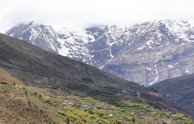 Lahaul Vadisi 'nin güzel uzak dağ köyü, Hindistan' ın Himachal Pradesh şehrinde Himalayalar 'ın karla kaplı zirvesi, lahaul ve spiti manzarası.