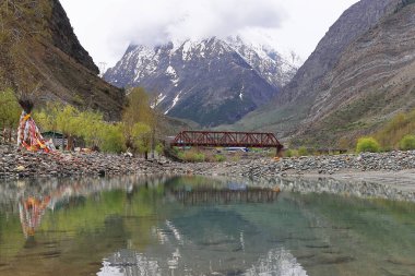 Chandra nehri (chenab nehri) güzel vadi boyunca akar. Tandi 'de Himalaya dağları karlarla çevrilidir. Lahaul, Himachal Pradesh, Hindistan' da bir dağ köyü.