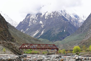 Chandra nehri (chenab nehri) güzel vadi boyunca akar. Tandi 'de Himalaya dağları karlarla çevrilidir. Lahaul, Himachal Pradesh, Hindistan' da bir dağ köyü.