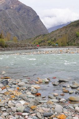 Chandra nehri (chenab nehri) güzel vadi boyunca akar. Tandi 'de Himalaya dağları karlarla çevrilidir. Lahaul, Himachal Pradesh, Hindistan' da bir dağ köyü.