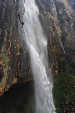 Güzel Jogini Şelaleleri, Hindistan 'ın Himachal Pradesh kentindeki Himalaya eteklerinde bulunan Manali Tepesi' nin popüler bir turistik merkezi.