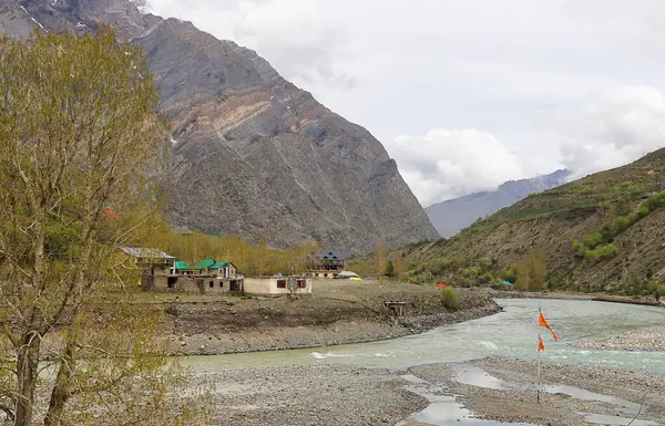 Chandra nehri (chenab nehri) güzel vadi boyunca akar. Tandi 'de Himalaya dağları karlarla çevrilidir. Lahaul, Himachal Pradesh, Hindistan' da bir dağ köyü.
