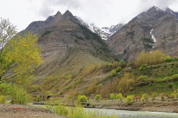 Chandra nehri (chenab nehri) güzel vadi boyunca akar. Tandi 'de Himalaya dağları karlarla çevrilidir. Lahaul, Himachal Pradesh, Hindistan' da bir dağ köyü.