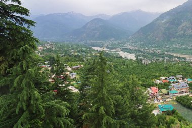 Hindistan 'ın Himachal Pradesh kentindeki Himalaya dağlarının eteklerinde yaz mevsiminde güzel bir dağ kasabası olan Naggar' ın panoraması.