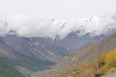 Manzaralı dağ manzarası, sonbahar mevsiminde uzak bir dağ köyü, Kyelang, Himachal Pradesh, Hindistan yakınlarındaki Lahaul Vadisi 'nde karla kaplı Himalayalar.