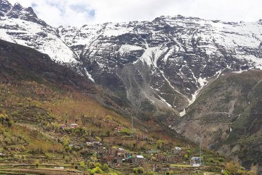 Manzaralı dağ manzarası, sonbahar mevsiminde uzak bir dağ köyü, Kyelang, Himachal Pradesh, Hindistan yakınlarındaki Lahaul Vadisi 'nde karla kaplı Himalayalar.