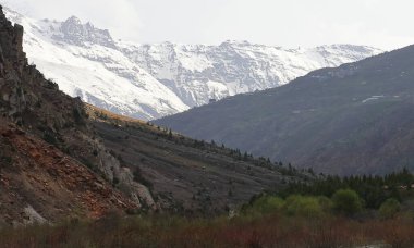 Karla kaplı himalaya dağlarının panoramik manzarası Lahaul 'daki Jispa köyünden vahşi doğa ve Hindistan' ın Himachal Pradesh kentindeki spiti.