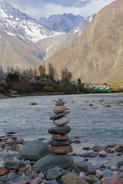 Bhaga nehri Jispa 'daki Alp Vadisi' nden akıyor, dağ köyü Lahaul 'da karla kaplı Himalayalar ile çevrili, Himachal Pradesh, Hindistan