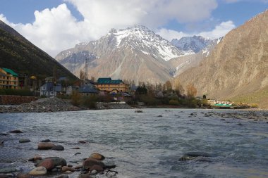 Bhaga nehri Jispa 'daki Alp Vadisi' nden akıyor, dağ köyü Lahaul 'da karla kaplı Himalayalar ile çevrili, Himachal Pradesh, Hindistan