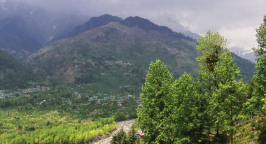 yemyeşil dağ vadisinin panoraması ve karla kaplı himalaya dağları, Kellu, Himachal Pradesh, Hindistan 'daki Manali Tepesi manzarası