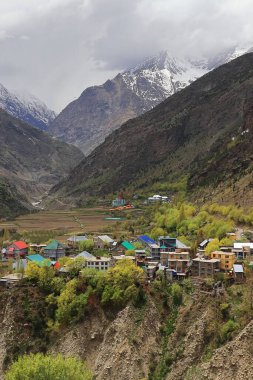 Hindistan 'da Himachal Pradesh, Lahaul Vadisi' nde karla kaplı Himalaya dağlarıyla çevrili güzel Kyelang veya Keylong Tepesi kuş bakışı.