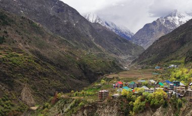 Hindistan 'da Himachal Pradesh, Lahaul Vadisi' nde karla kaplı Himalaya dağlarıyla çevrili güzel Kyelang veya Keylong Tepesi kuş bakışı.