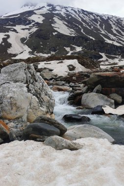 Dağ deresi karla kaplı Alp Vadisi 'nde Rohtang Geçidi' nin yanındaki Marhi 'de, Himalaya Dağları' nda Himachal Pradesh, Hindistan 'da.
