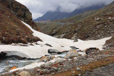 Dağ deresi karla kaplı Alp Vadisi 'nde Rohtang Geçidi' nin yanındaki Marhi 'de, Himalaya Dağları' nda Himachal Pradesh, Hindistan 'da.