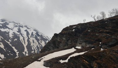 Hindistan 'ın Himachal Pradesh şehrinde Rohtang la Pass yakınlarında Marhi' deki Himalaya dağları alp vadisinde karla kaplandı. Marhi, Manali 'nin popüler turistik mekanıdır.