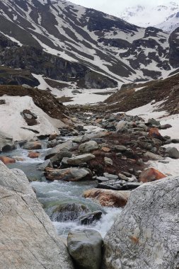 Dağ deresi karla kaplı Alp Vadisi 'nde Rohtang Geçidi' nin yanındaki Marhi 'de, Himalaya Dağları' nda Himachal Pradesh, Hindistan 'da.