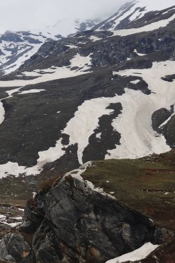 Hindistan 'ın Himachal Pradesh şehrinde Rohtang la Pass yakınlarında Marhi' deki Himalaya dağları alp vadisinde karla kaplandı. Marhi, Manali 'nin popüler turistik mekanıdır.
