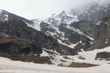 Hindistan 'ın Himachal Pradesh şehrinde Rohtang la Pass yakınlarında Marhi' deki Himalaya dağları alp vadisinde karla kaplandı. Marhi, Manali 'nin popüler turistik mekanıdır.