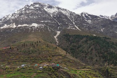 Himalaya Dağları 'nın panoramik manzarası ve Kyelang yakınlarındaki Lahaul Vadisi' nin uzak kırsal alanı, Hindistan 'ın Himachal Pradesh kentindeki dağ köyü.
