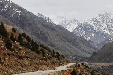 Himalaya dağları ve Zig-zag dağ yolu Darcha 'da, Himalaya köyü Darcha Lahaul yakınlarındaki Baralacha geçidi, Himachal Pradesh, Hindistan