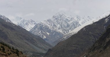 Mulkila Zirvesi, Hindistan, Himachal Pradesh 'teki Himalaya Dağları, Lahaul yakınlarındaki Darcha Köyü' nden görülebilen güzel karlı zirve.