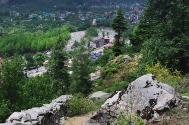 Manali Tepesi çevresindeki küçük yürüyüş yolları, Kaflu Vadisi 'ndeki yemyeşil himalaya dağ eteklerinin panoramik manzarası, Hindistan' daki himachal pradesh.