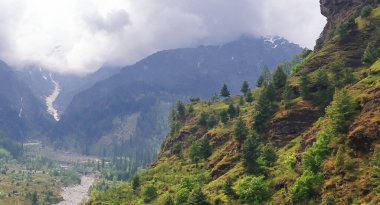 Manzaralı dağ manzarası, Marhi yakınlarındaki Gulaba 'dan Himalaya' nın güzel panoramik manzarası, Himachal Pradesh, Hindistan 'daki Manali Tepesi.