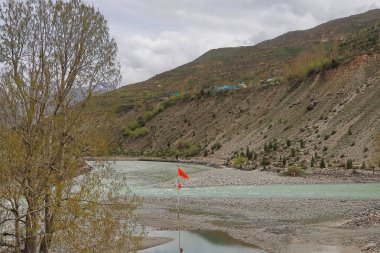 Tandi 'de Bhaga ve Chandra nehirlerinin kesişmesinden sonra Chenab ya da Chandrabhaga olarak bilinen nehir, lahaul vadisi, himachal pradesh, Hindistan