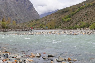 Tandi 'de Bhaga ve Chandra nehirlerinin kesişmesinden sonra Chenab ya da Chandrabhaga olarak bilinen nehir, lahaul vadisi, himachal pradesh, Hindistan