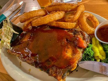 Soğan halkalı kaburga yemeği, lahana salatası ve sos - görüntü