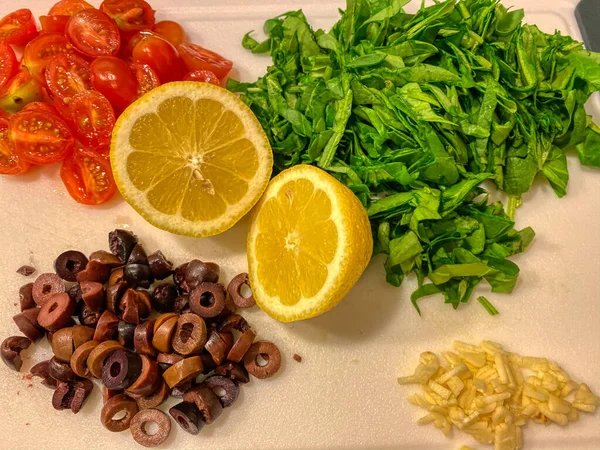 Ingrédients Pour Salade Légumes Verts Citron Tomate Ail Olives Image — Photo