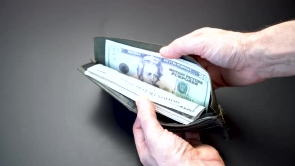 Mãos Homem Perto Mostrando Uma Carteira Cheia Dólares — Vídeo de Stock
