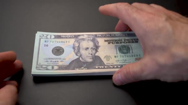 Bir Adamın Eline Yakın Plan Dolarlık Banknotları Masanın Üstüne Yerleştirirken — Stok video