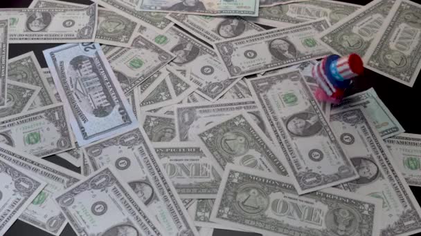 Usta Cylindrze Flagą Usa Stosie Banknotów Dolarowych — Wideo stockowe