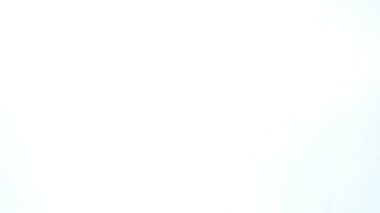 Beyaz arka planda sıkılmış bir adam yumruğu.