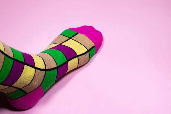 Pembe arka planda parlak renkli çoraplar