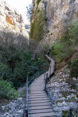 Güneşli bir günde, birkaç metre yükseklikteki Vero nehrinde Alquezar 'ın yaya köprüleri nehrin bu kısmının keyfini çıkarmanızı sağlar..