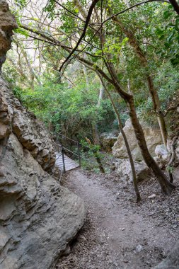 Alquezar 'da bulunan Barranco de la Fuente Vero nehrine ve Alquezar geçidine erişim sağlar..