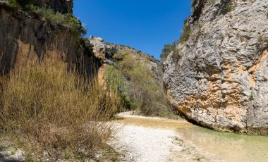 Güneşli bir günde, birkaç metre yükseklikteki Vero nehrinde Alquezar 'ın yaya köprüleri nehrin bu kısmının keyfini çıkarmanızı sağlar..