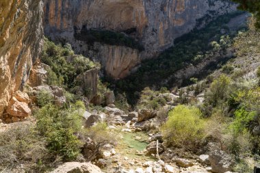 Kaynak geçit Alquezar 'da, Vero nehrine ve Alquezar yaya köprülerine erişim sağlıyor..