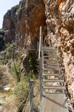 Alquezar, Aragon, İspanya 'daki Vero nehri kanyonunun içindeki kayaya asılmış patikalar..